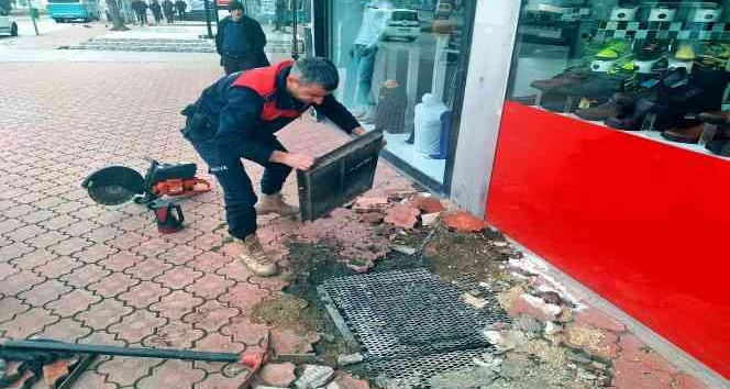 Mazgal içerisinde mahsur kalan kediyi itfaiye kurtardı