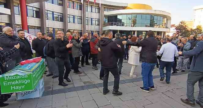 EYT’liler yeni çıkacak kanunu göbek atarak kutladı, tabutu parçaladı