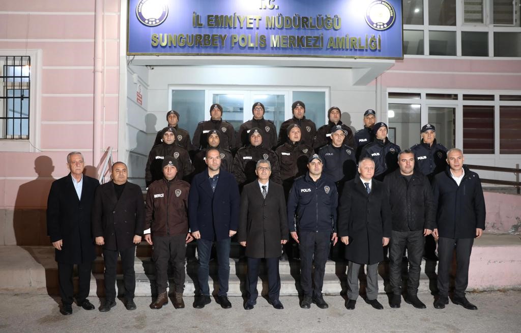 Vali &Ccedil;elik yılbaşı gecesi &ccedil;alışan kamu g&ouml;revlilerini ziyaret etti
