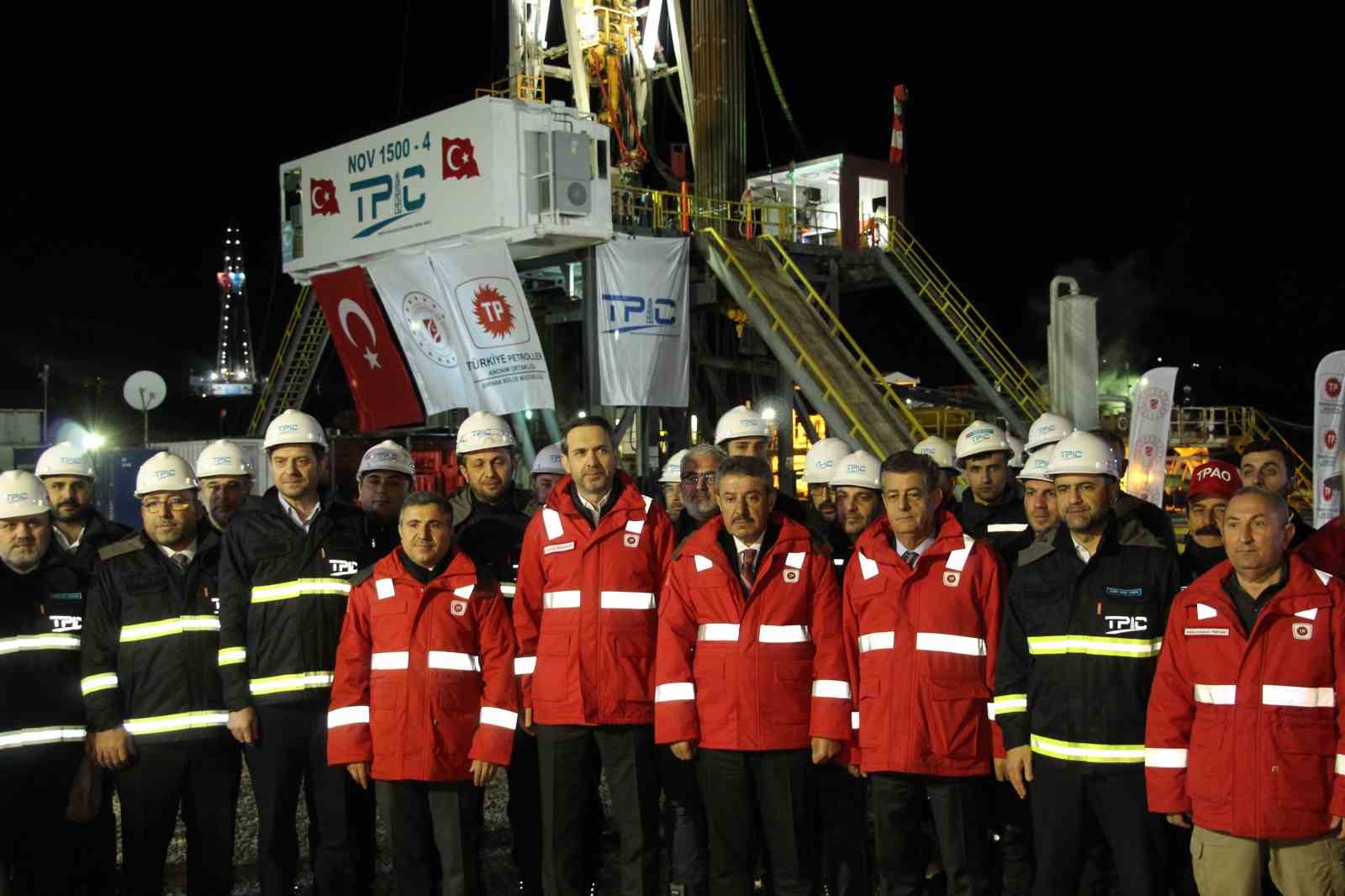Enerji ve Tabii Kaynaklar Bakanı Bayraktar, Şehit Esma Çevik Üretim İstasyonu’nda incelemelerde bulundu
