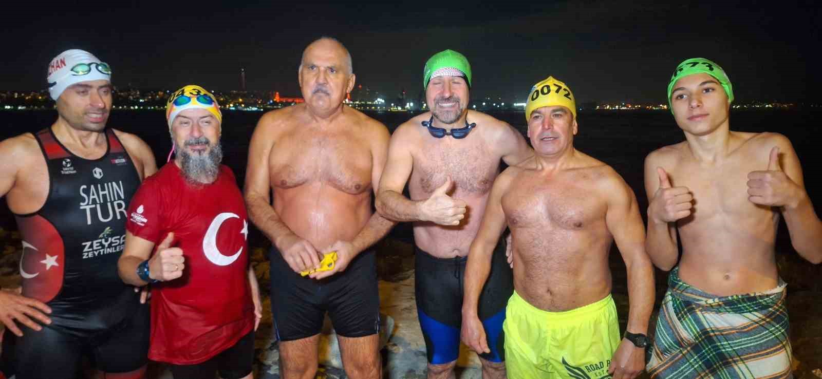 Yeni yılı denize girerek karşıladılar: “Gazze’nin yanındayız” mesajı verdiler
