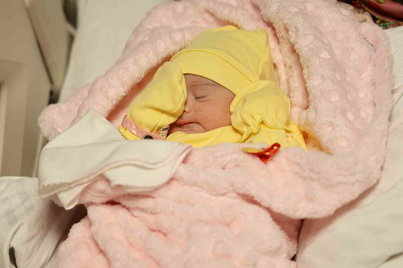 Depremin merkezi Kahramanmaraş’ta yeni yılın ilk bebeği ‘Ecrin Lina’