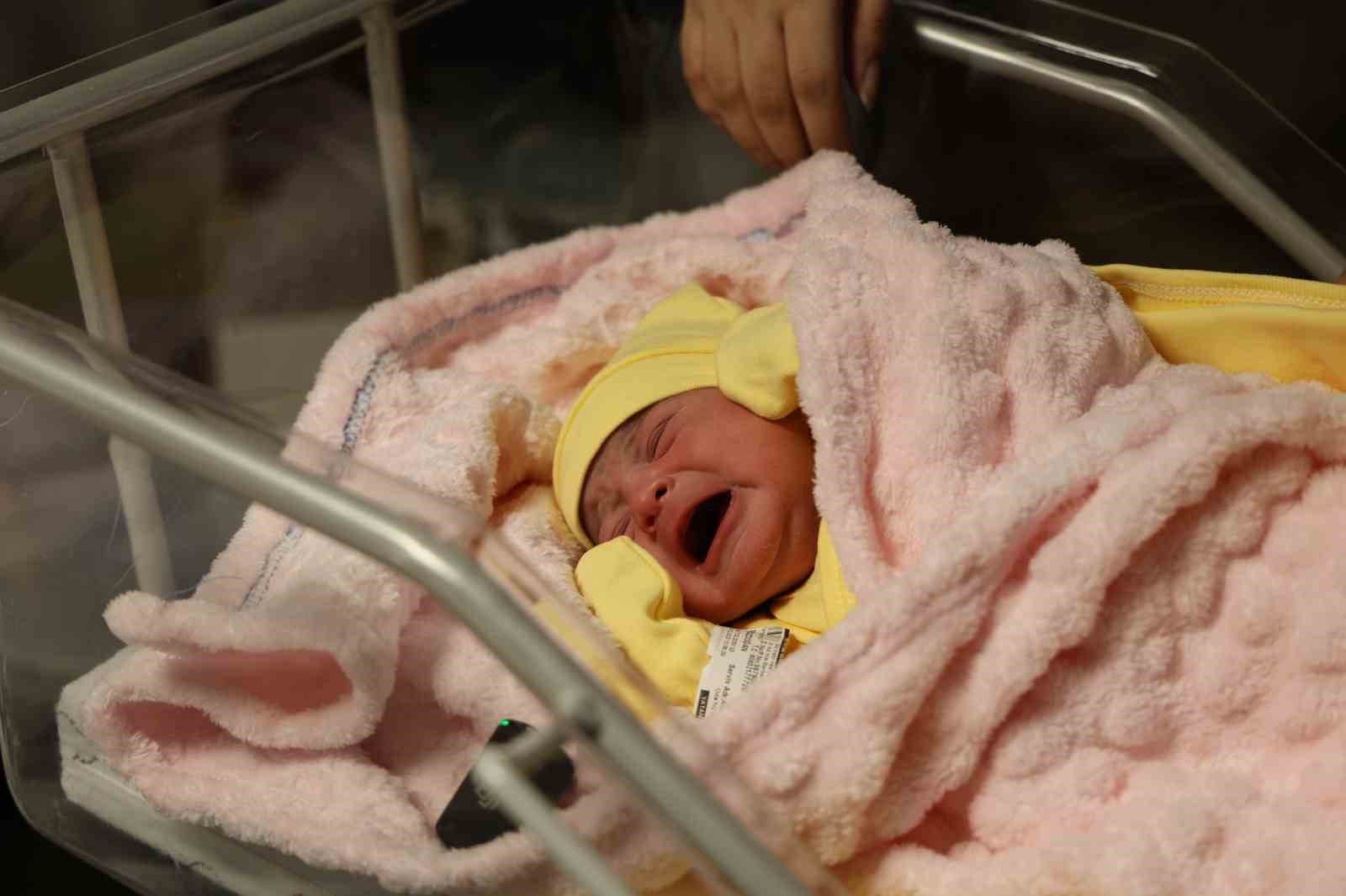 Depremin merkezi Kahramanmaraş’ta yeni yılın ilk bebeği ‘Ecrin Lina’