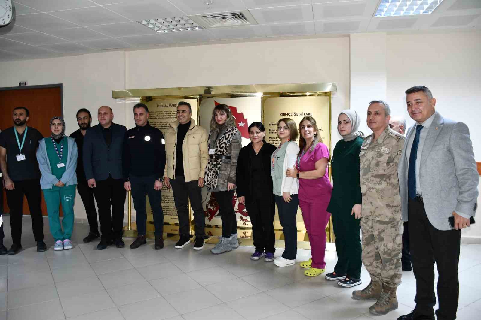 Vali &Ccedil;i&ccedil;ek yılbaşında g&ouml;revli sağlık ve emniyet personelini ziyaret etti
