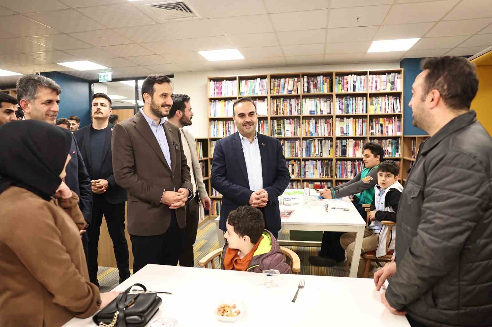 Sanayi ve Teknoloji Bakanı Kacır yeni yıla gençlerle girdi
