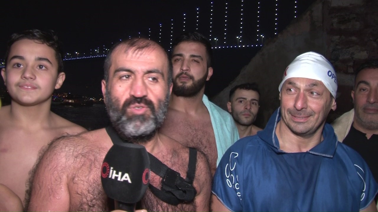 Yeni yılı Kuzguncuk’ta denize girerek kutladılar
