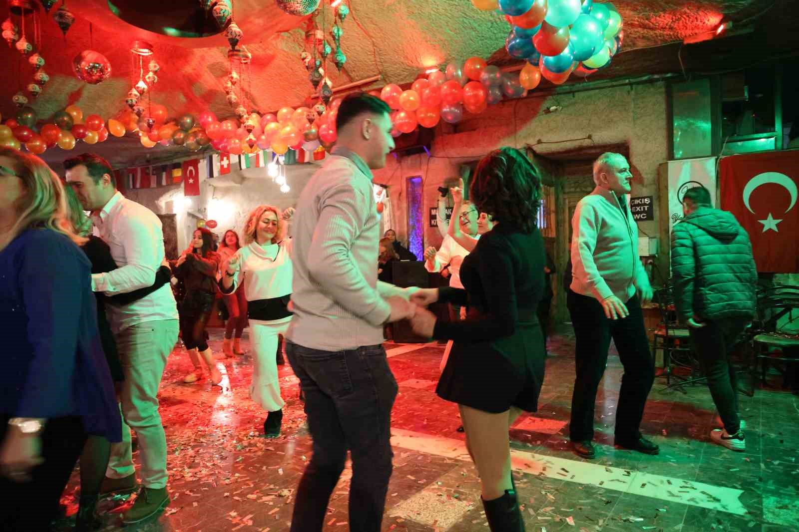 Kapadokya yeni yıla havai fişek g&ouml;sterileri ile girdi
