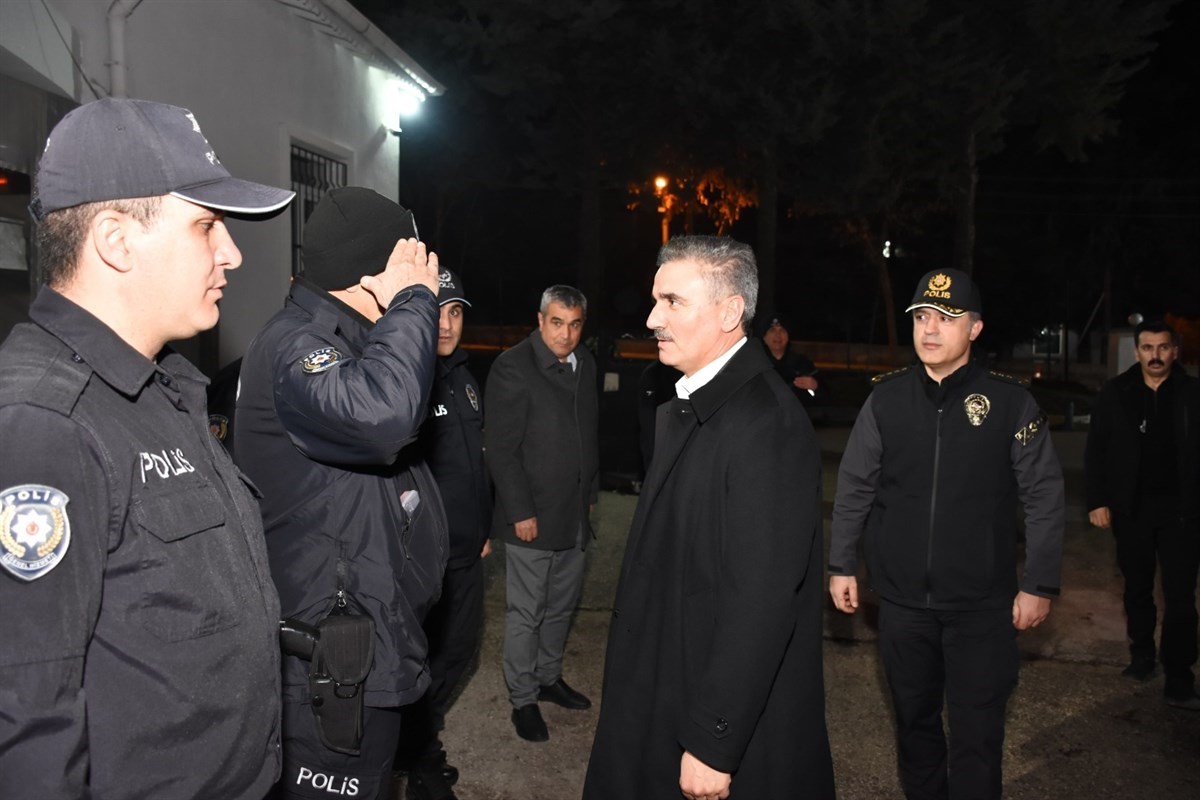 Isparta Valisi Aydın Baruş yılbaşında g&ouml;revli personeli ziyaret etti
