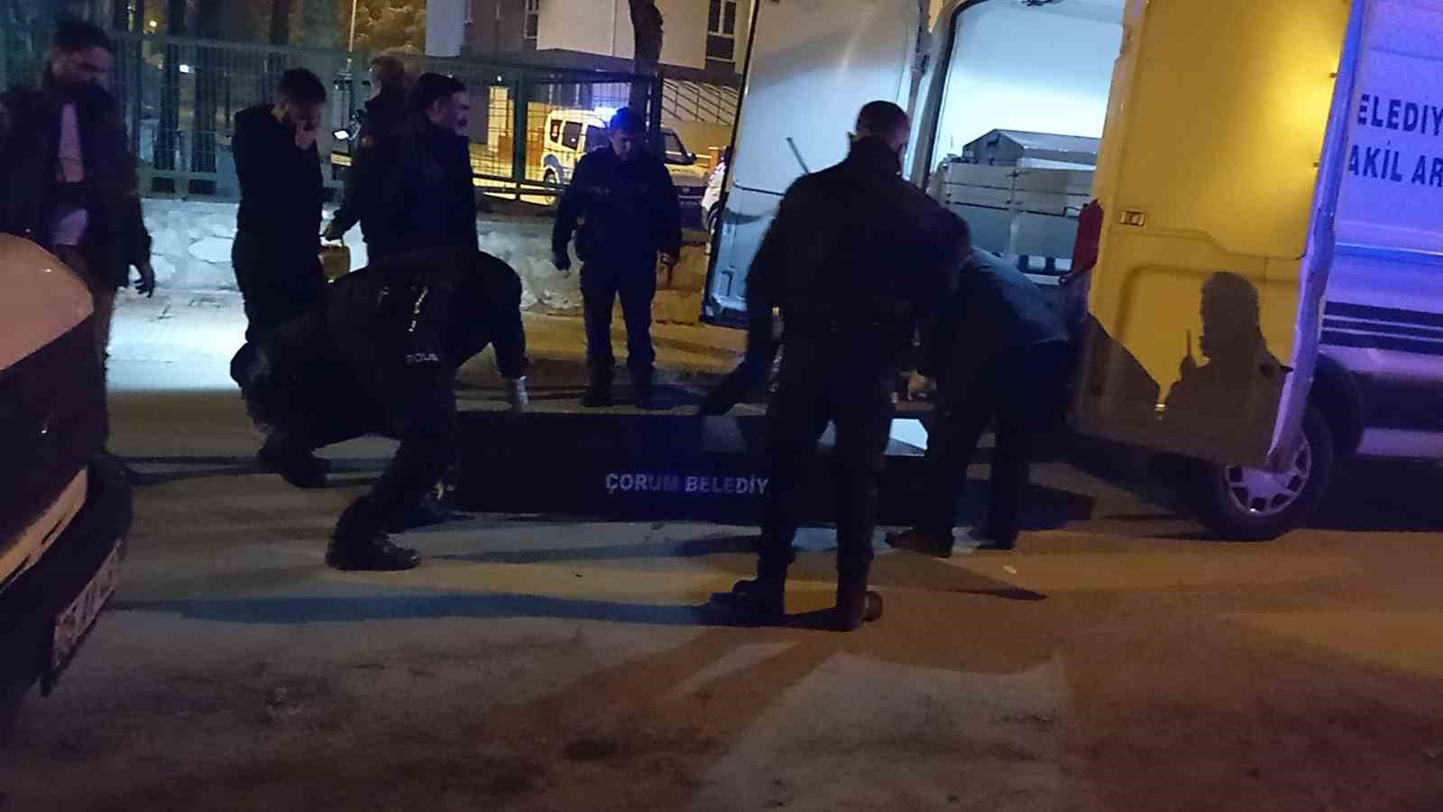 Yabancı uyruklu gen&ccedil; kaldırımda &ouml;l&uuml; bulundu
