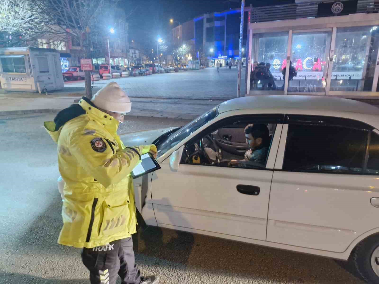 Alaca&rsquo;da polisten yeni yılda &ldquo;şok&rdquo; uygulama

