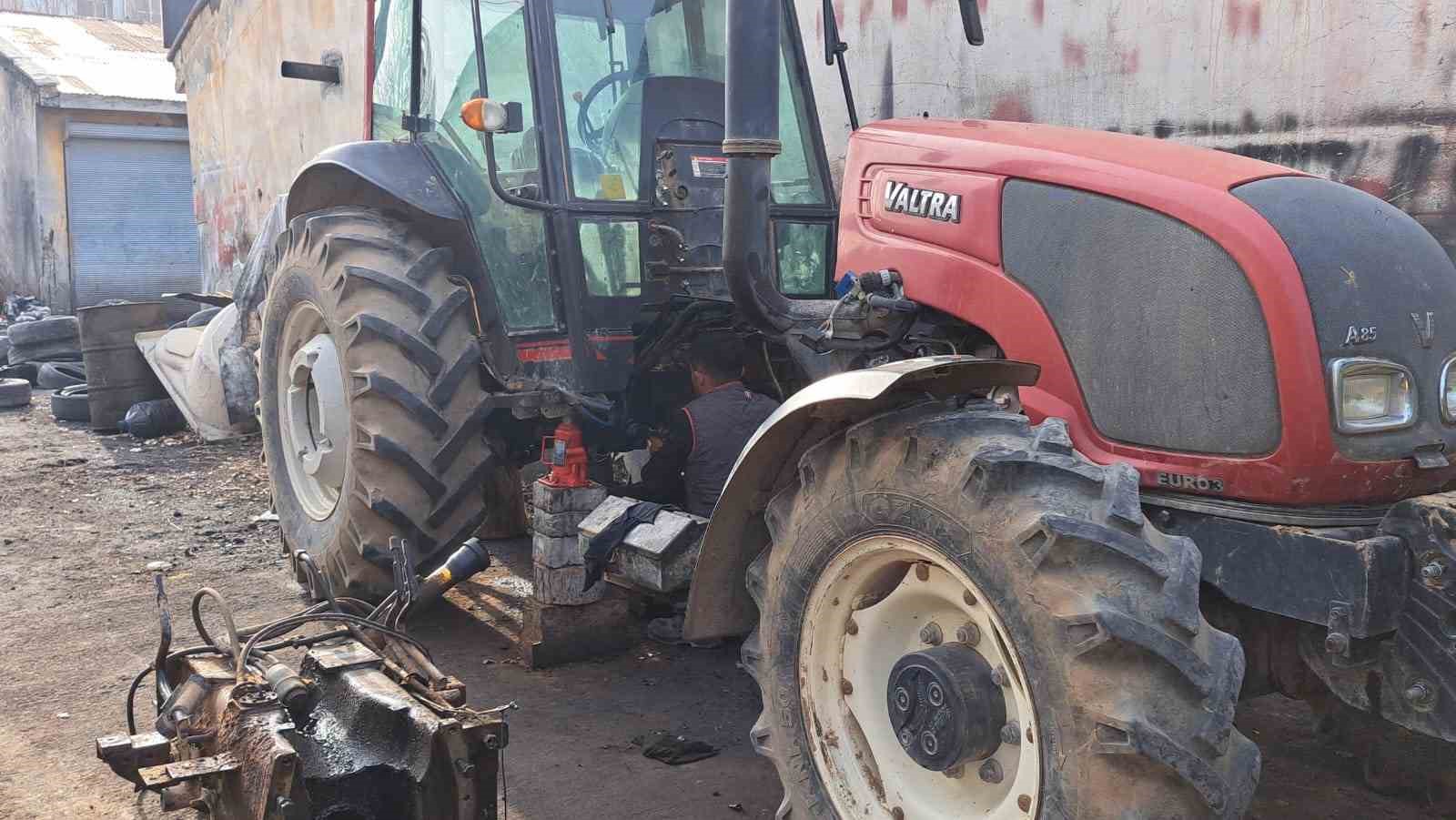 Tarım memleketi Adilcevaz&rsquo;da trakt&ouml;r bakımı
