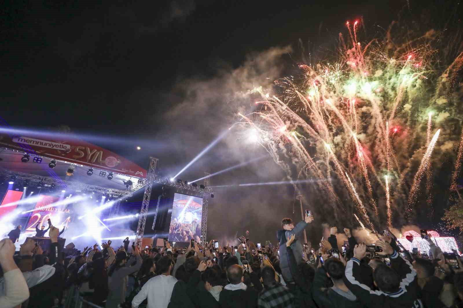 Mersin yeni yılı ’Sokak Partisi’ ile karşıladı
