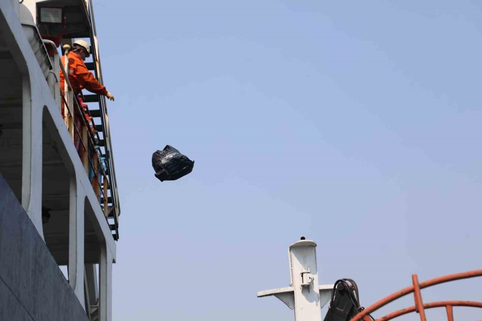 Gemilerden 31 olimpik y&uuml;zme havuzu hacminde atık toplandı
