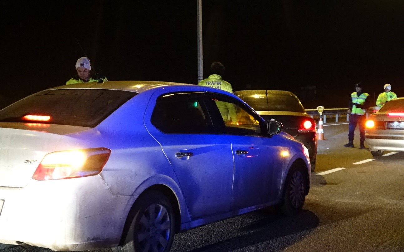Tavşanlı&rsquo;da yeni yıla girildiği saatlerde trafik denetimi arttırıldı
