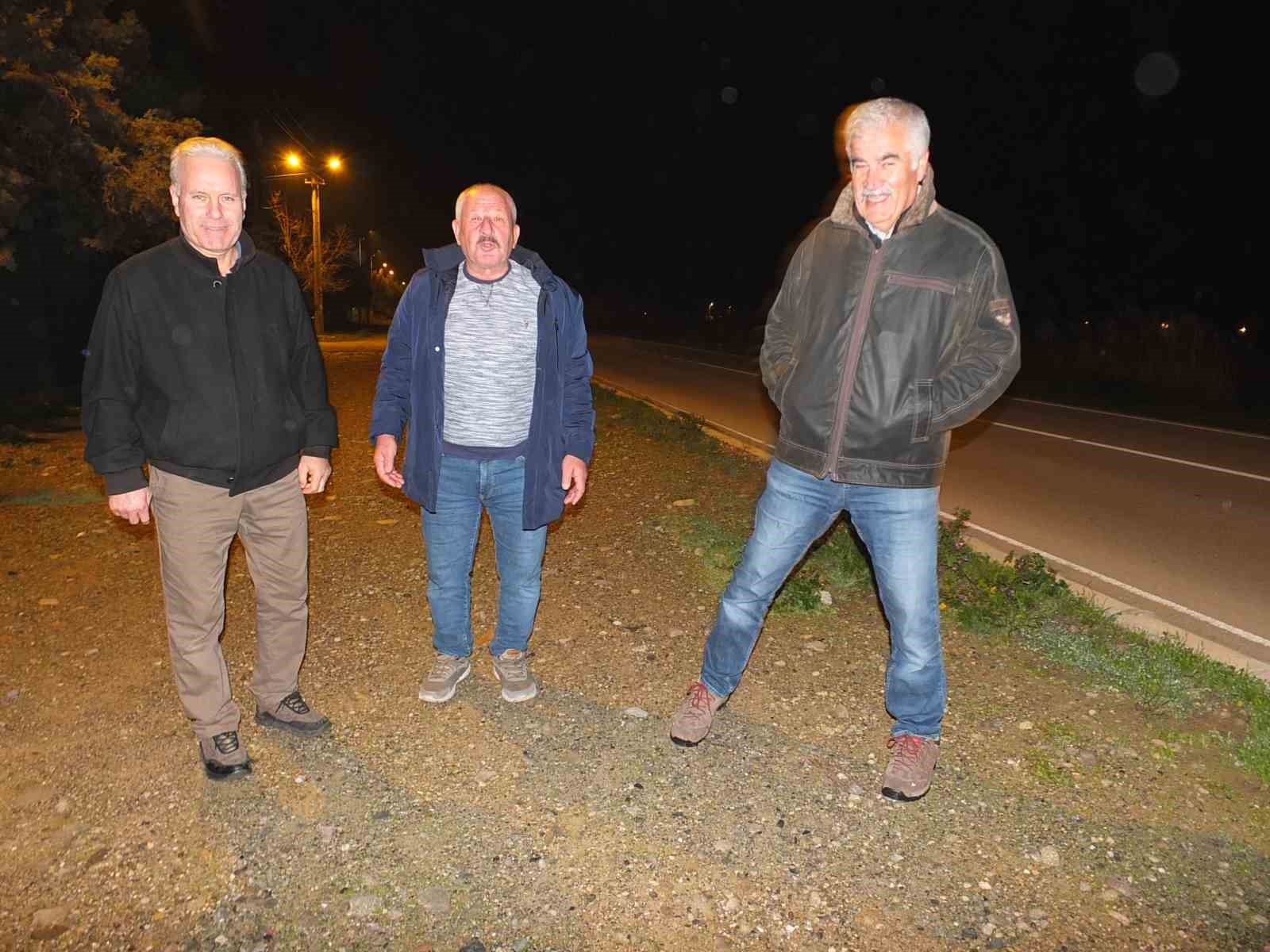 Burhaniyeli vatandaşlar Büyükşehirden kaldırım istedi
