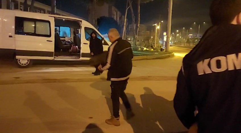 Edremit&rsquo;te 8 d&uuml;zensiz g&ouml;&ccedil;men yakalandı
