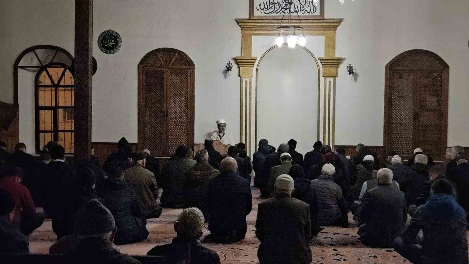 Sındırgı’da vatandaşlar yeni yılın ilk sabah namazında buluştu