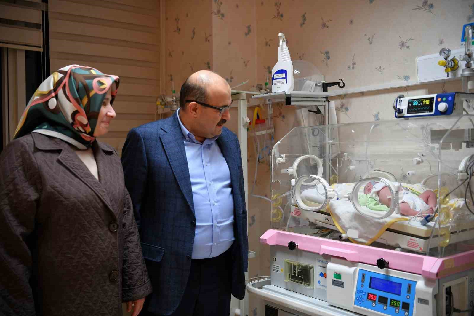 Balıkesir’de yeni yılın ilk bebekleri ikizler oldu