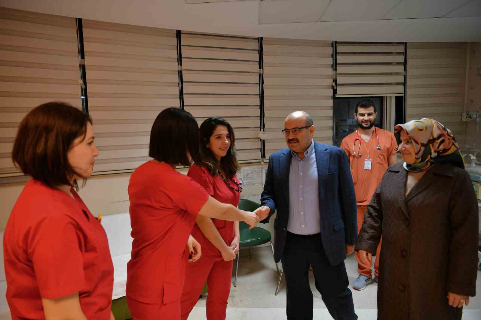 Balıkesir’de yeni yılın ilk bebekleri ikizler oldu
