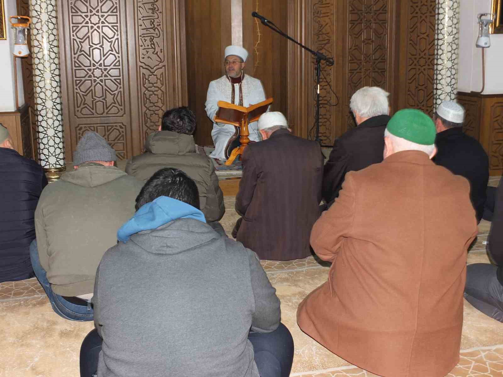 Yeni yılın ilk g&uuml;n&uuml; eller semaya Gazzeliler i&ccedil;in a&ccedil;ıldı

