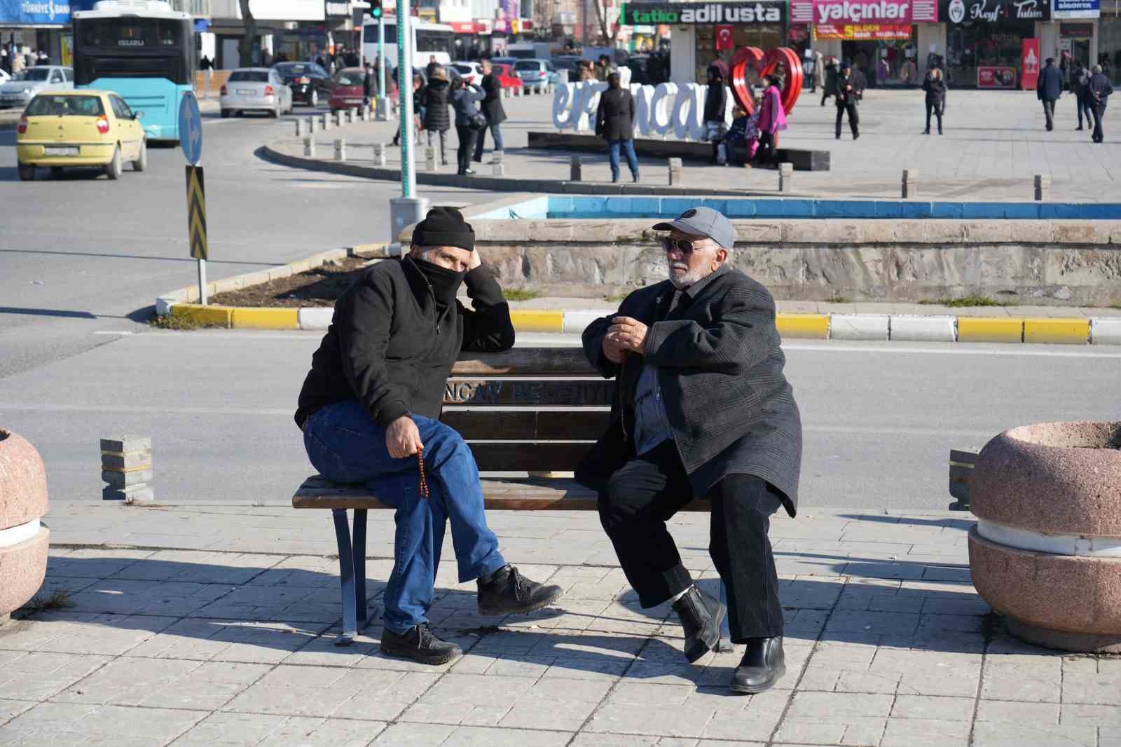 Erzincan kış ortasında yaz havası yaşıyor

