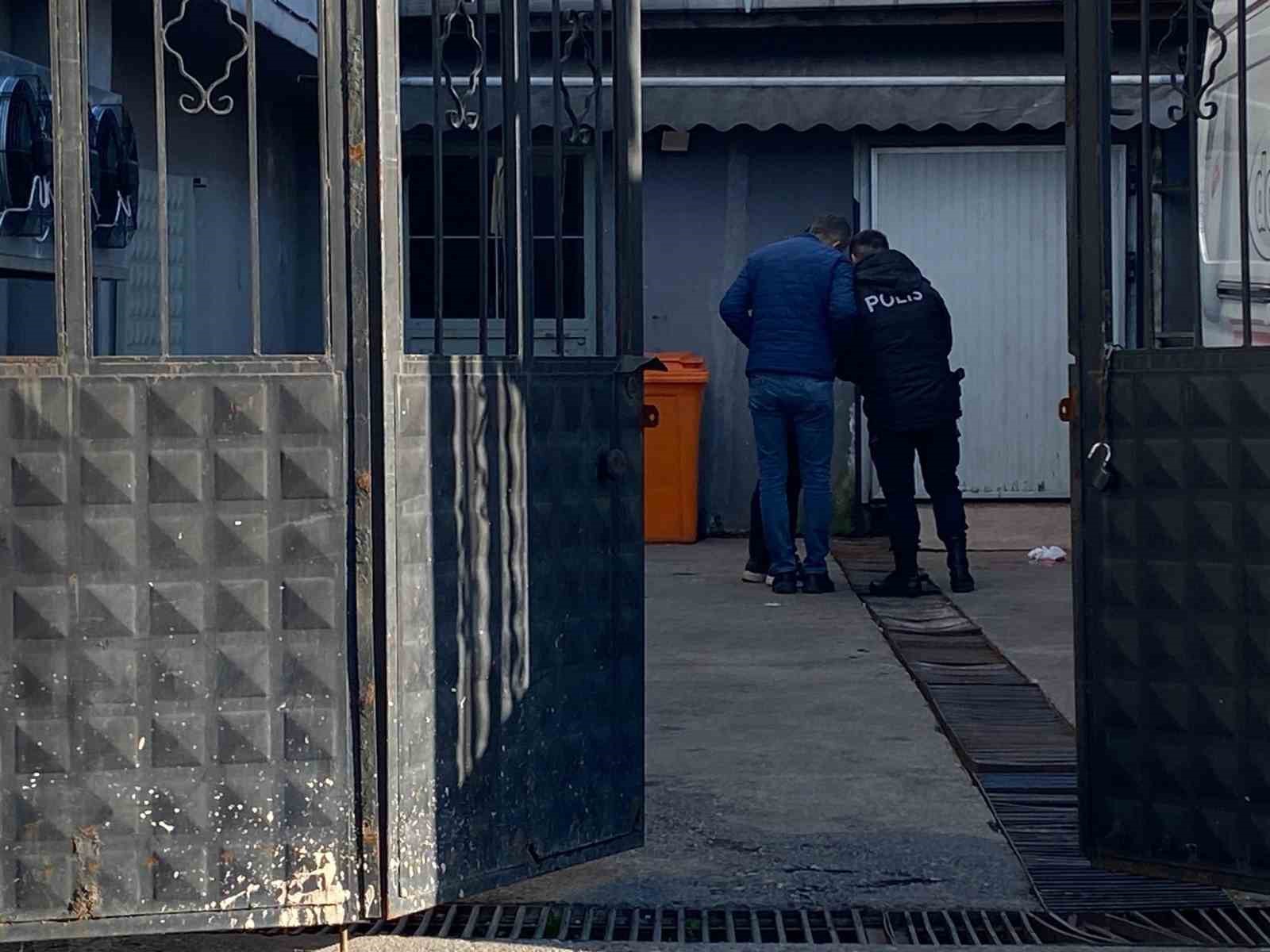 İş yerinin avlusunda intihara kalkıştı
