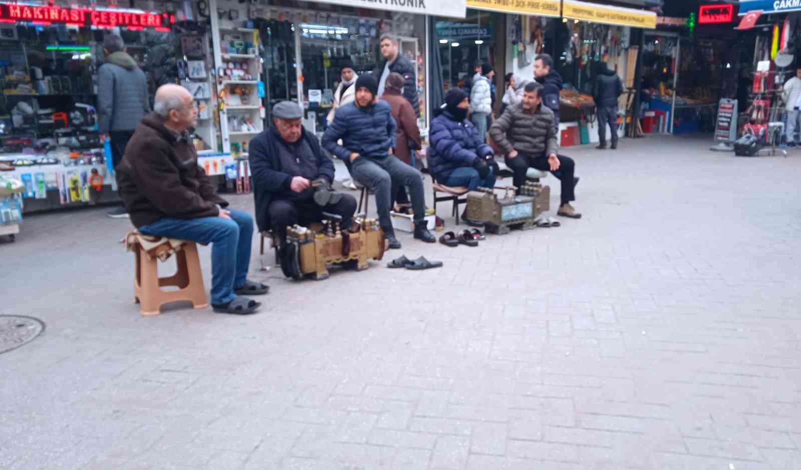 2024’ün ilk gününde ekmek parası için tezgâh açtılar
