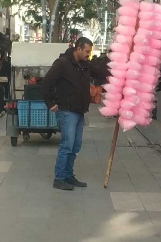 Seyyar satıcı yediği çekirdeklerin kabuklarını en yakın çöp kutusuna kadar cebinde taşıyor
