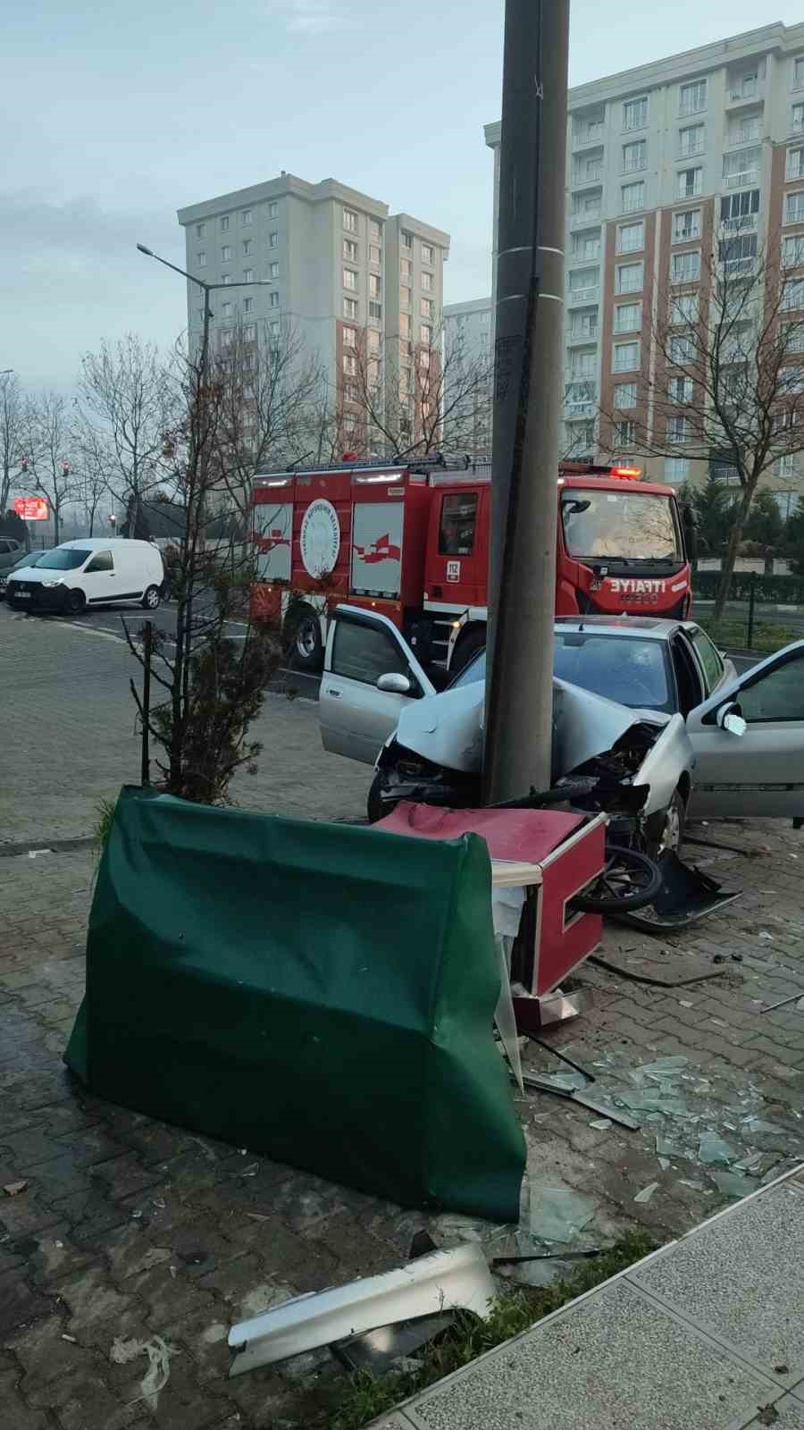 Önce simit arabasına sonra direğe çarptı