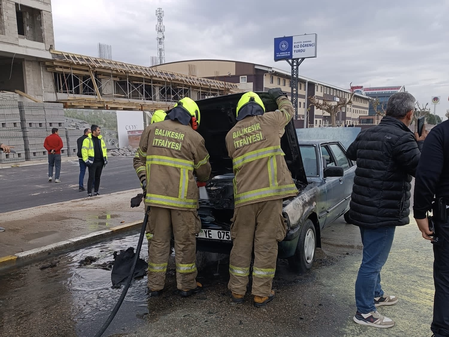 Seyir halindeki otomobil k&uuml;le d&ouml;nd&uuml; 
