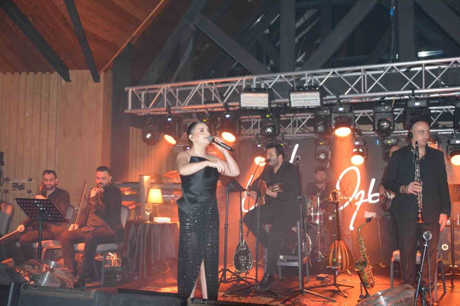 Sarıkamış Kayak Merkezi’nde tatilciler yeni yıla Merve Özbey ile "merhaba" dedi
