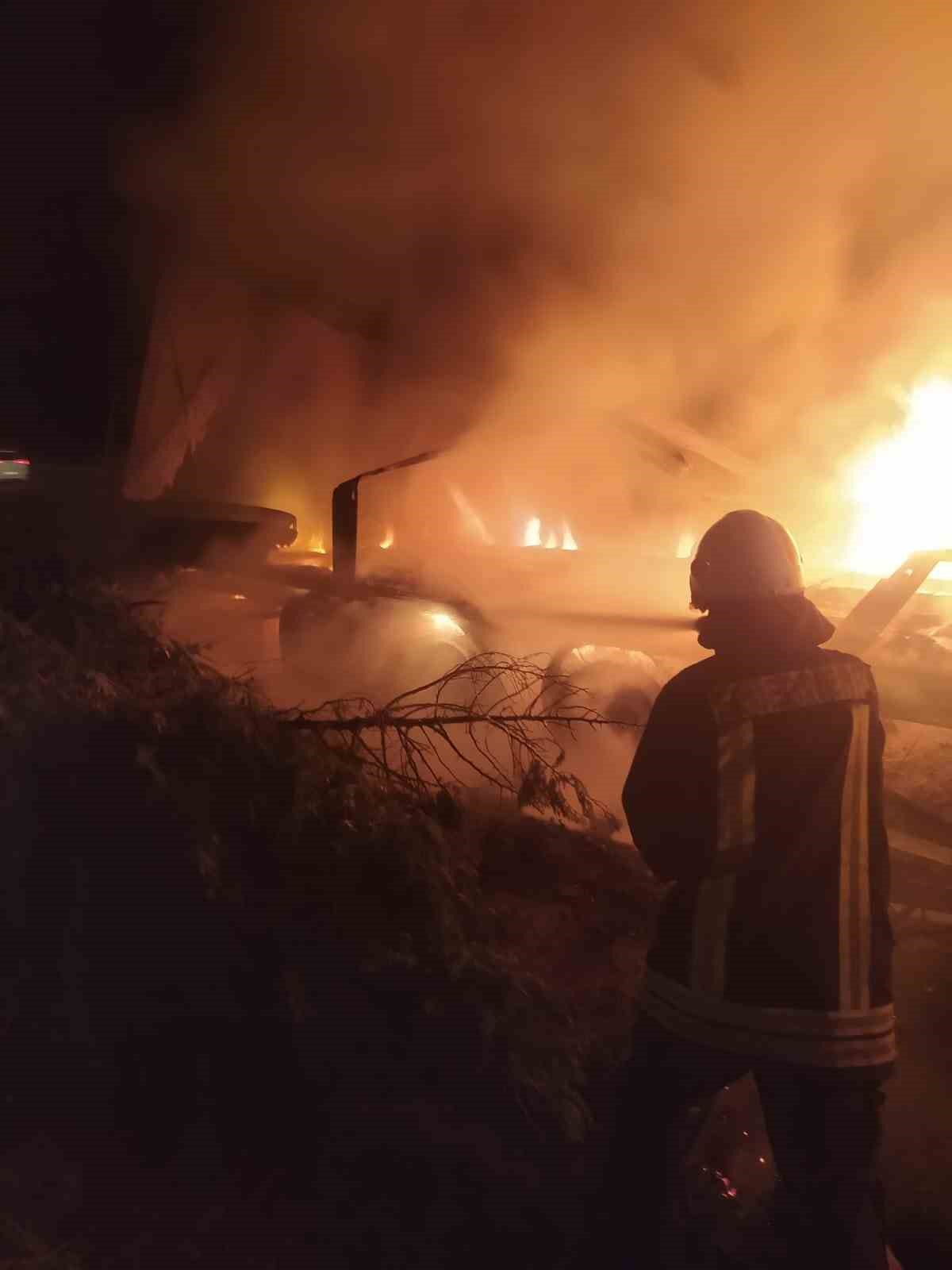 Mersin’de refüje çıkan tırda yangın
