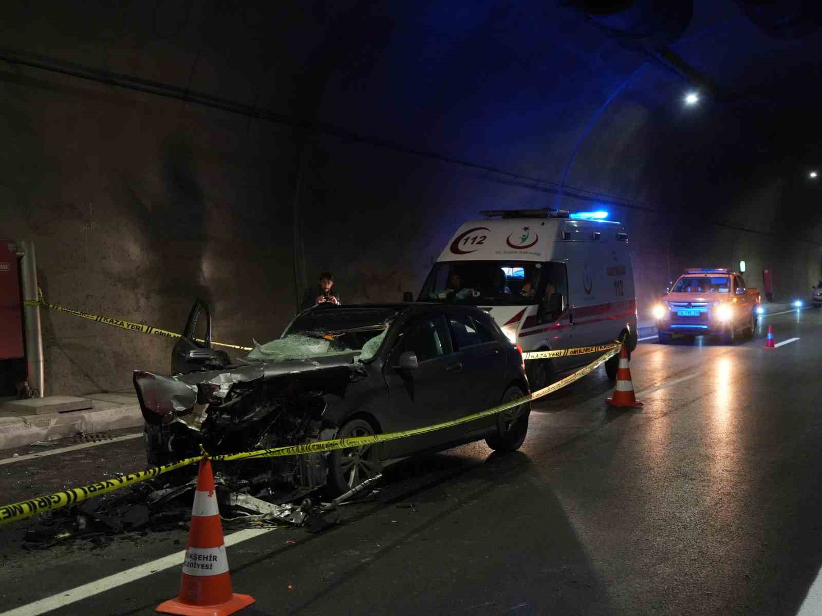 Ilgaz 15 Temmuz İstiklal Tüneli’nde tıra çarparak paramparça olan lüks otomobilin sürücüsü öldü
