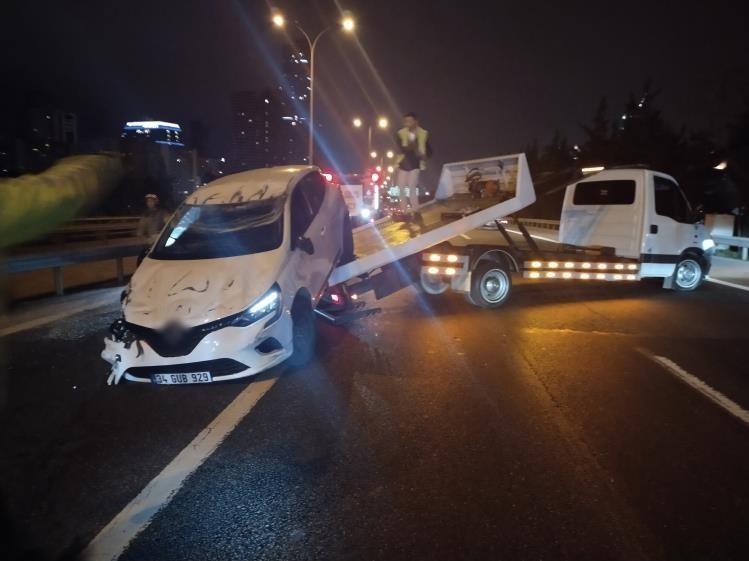 Ümraniye’de seyir halindeki otomobil önündeki araca çarpıp takla attı: 1 yaralı
