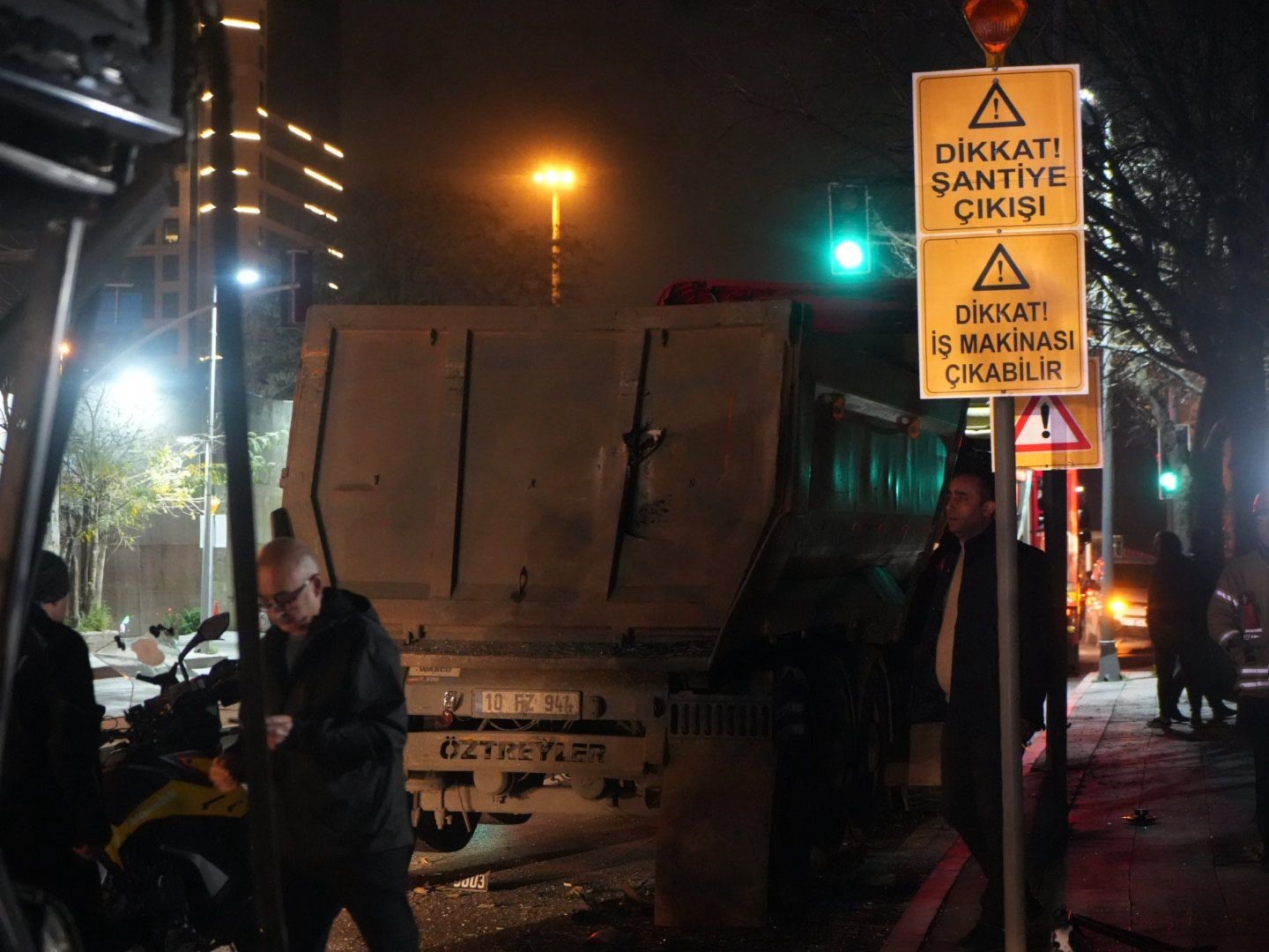 Şişli’de İETT otobüsü park halindeki hafriyat kamyonuna çarptı: 9 yaralı