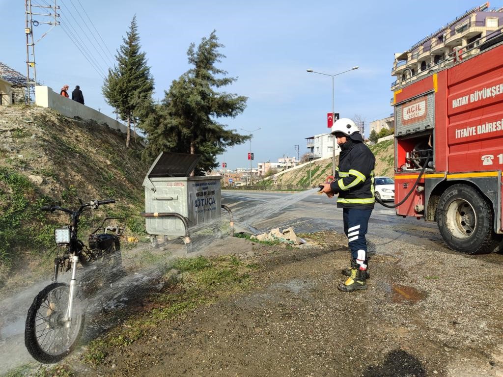 Hatay’da motosiklet yandı