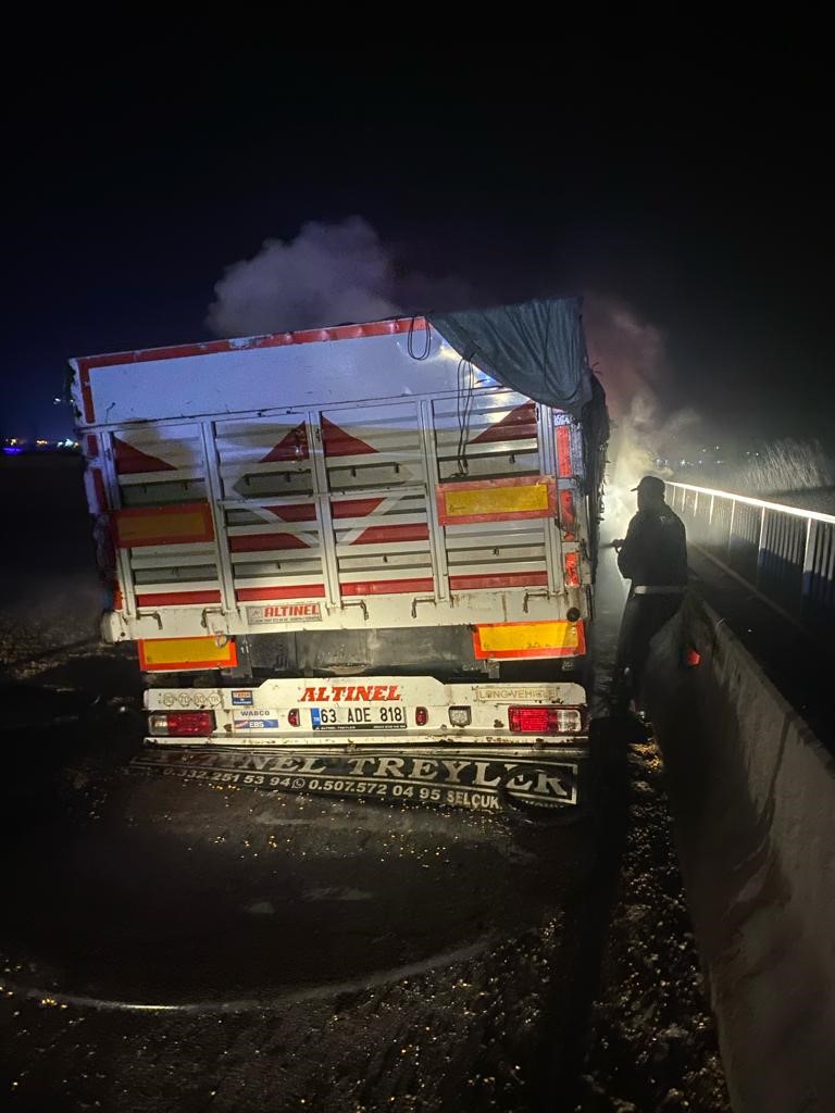 Osmaniye’de mısır taşıyan tır alev alev yandı