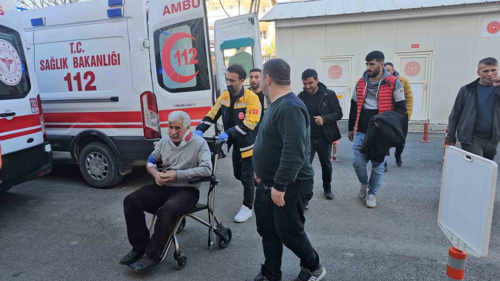 Kahta’da otomobil şarampole devrildi: 3 yaralı