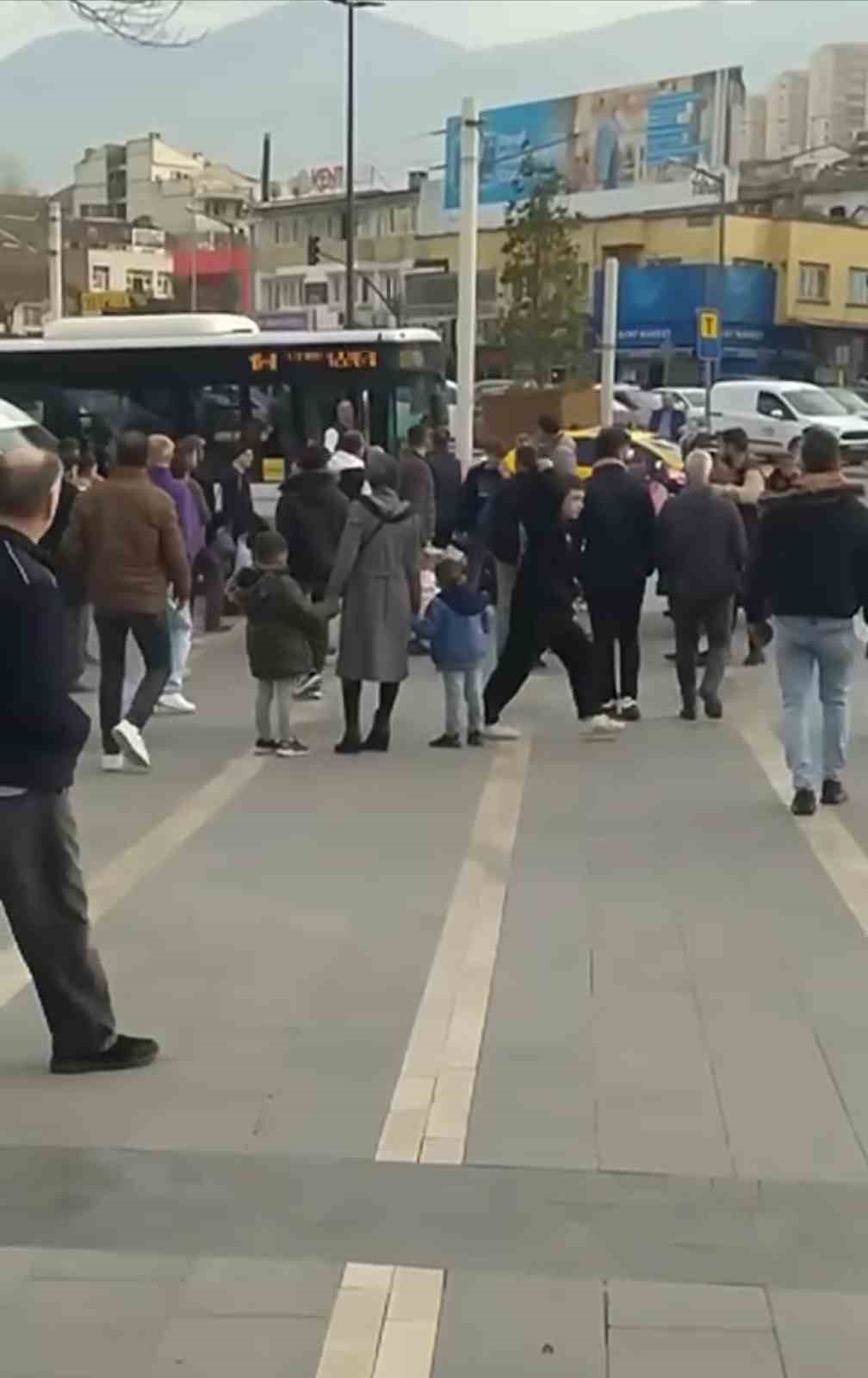 Bursa’da halk otobüsü ile motosiklet sürücüsünün yumruklu kavgası kamerada 