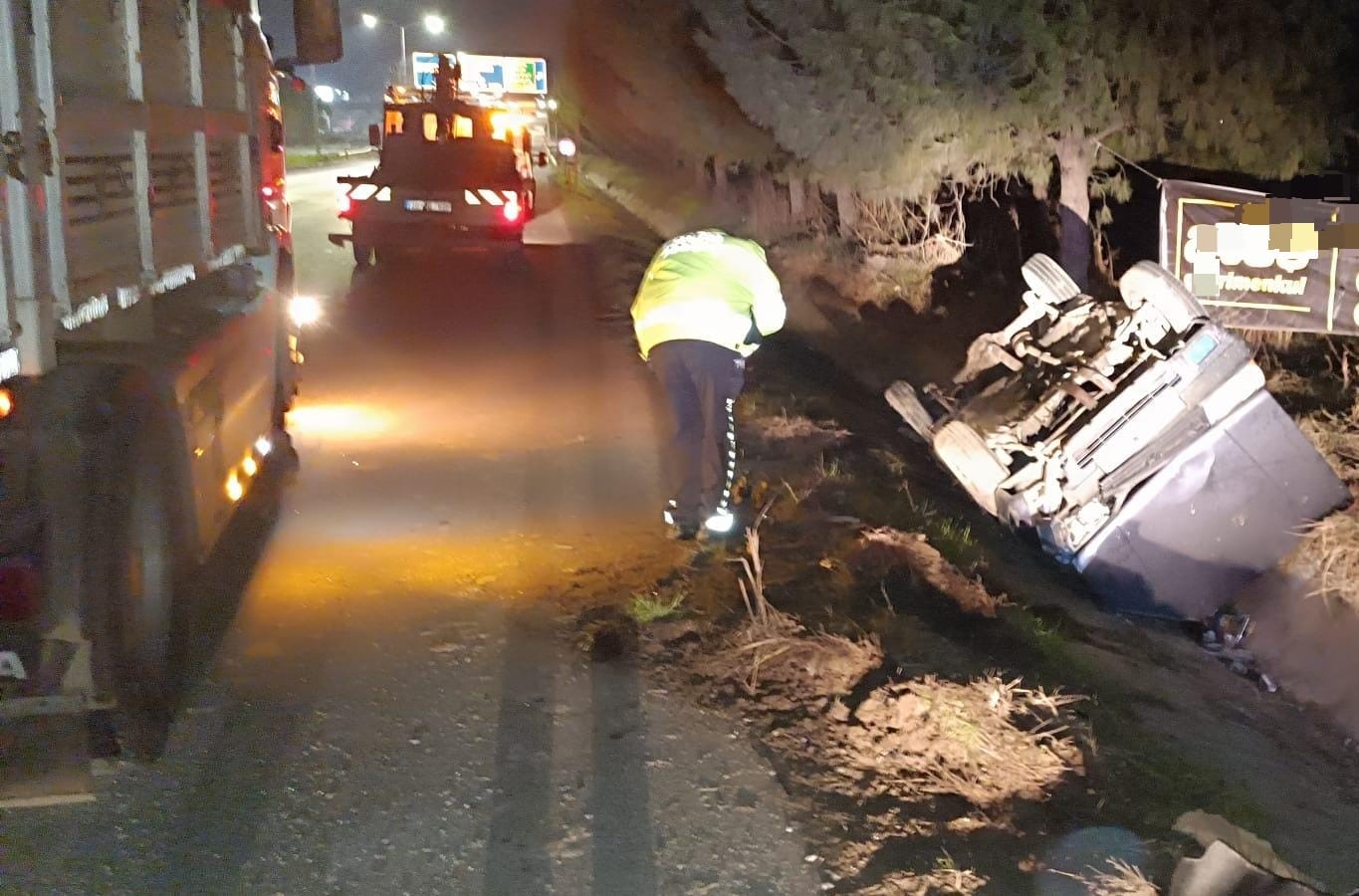 Tıra çarpan otomobil şarampole devrildi: 2 ağır yaralı