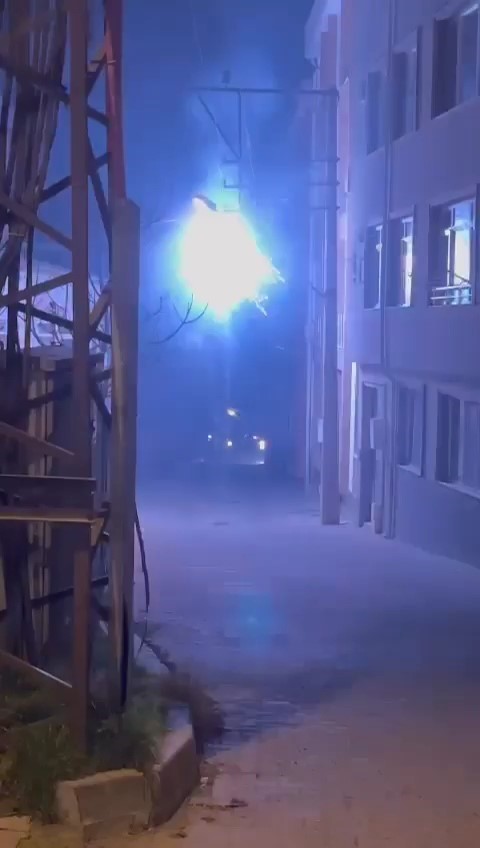 Trafo bomba gibi patladı: Kıvılcımlar sokağı aydınlattı
