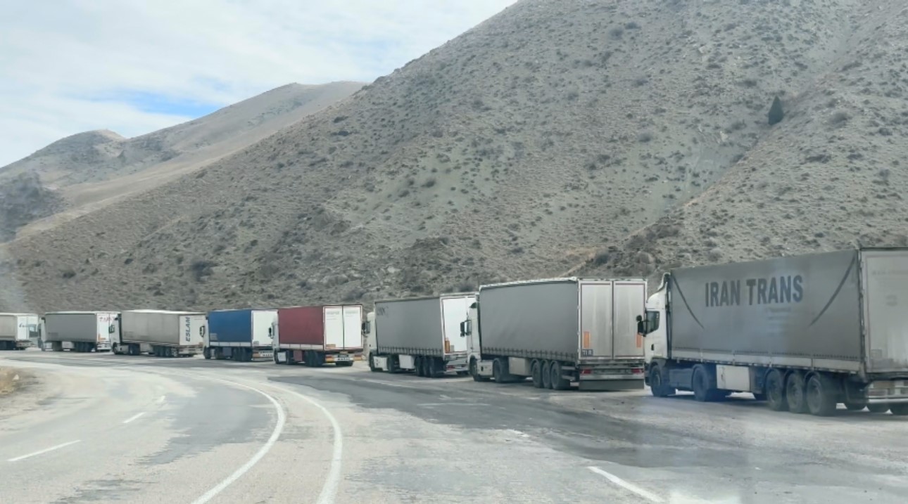 T&uuml;rkiye-İran sınırında 10 kilometrelik tır kuyruğu
