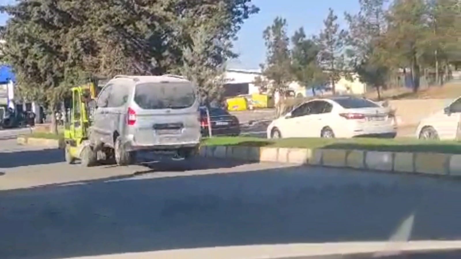 Aracın forklift ile taşınması pes dedirtti