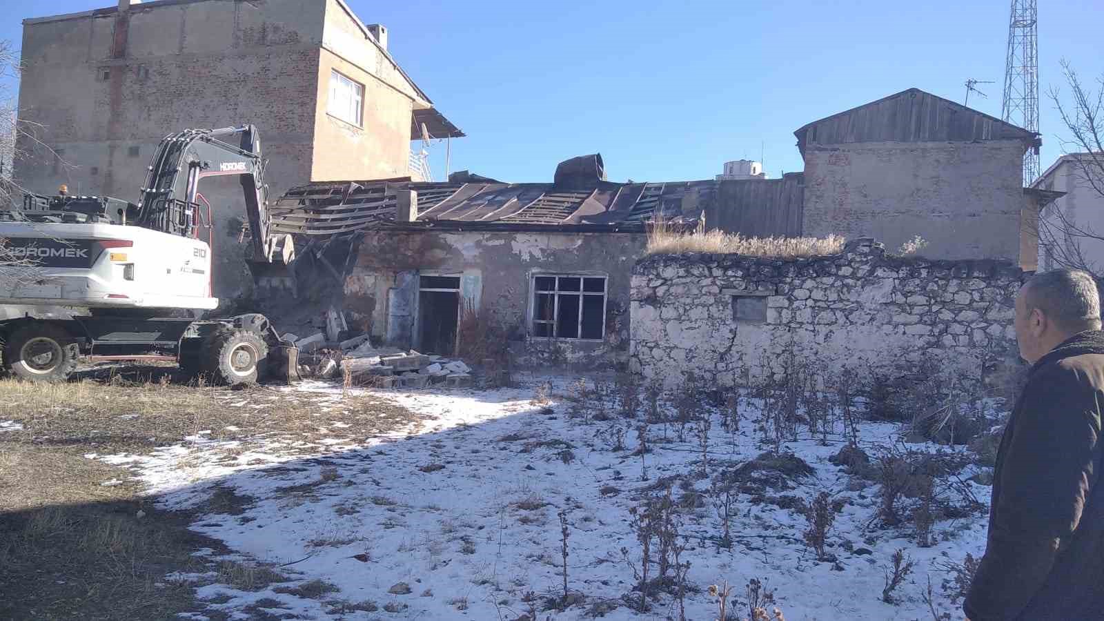 Kars Belediyesi metruk binaları tek tek yıkıyor
