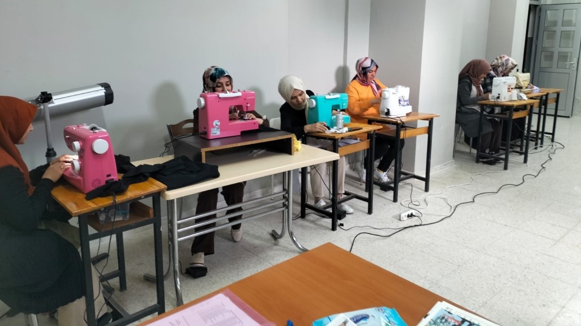 Sungurlu’da kursiyerler Gazzeliler için giysi dikti