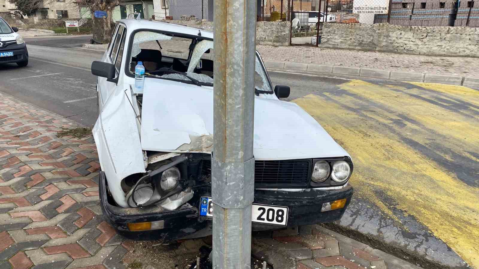 Uşak’ta otomobil elektrik direğine çarptı: 2 yaralı