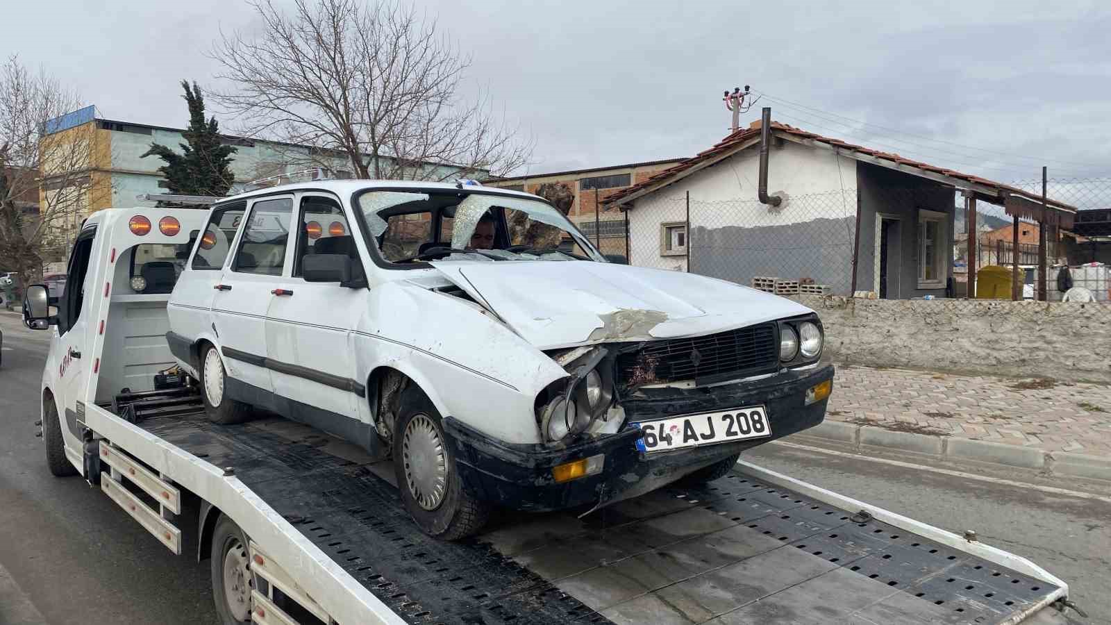Uşak&rsquo;ta otomobil elektrik direğine &ccedil;arptı: 2 yaralı
