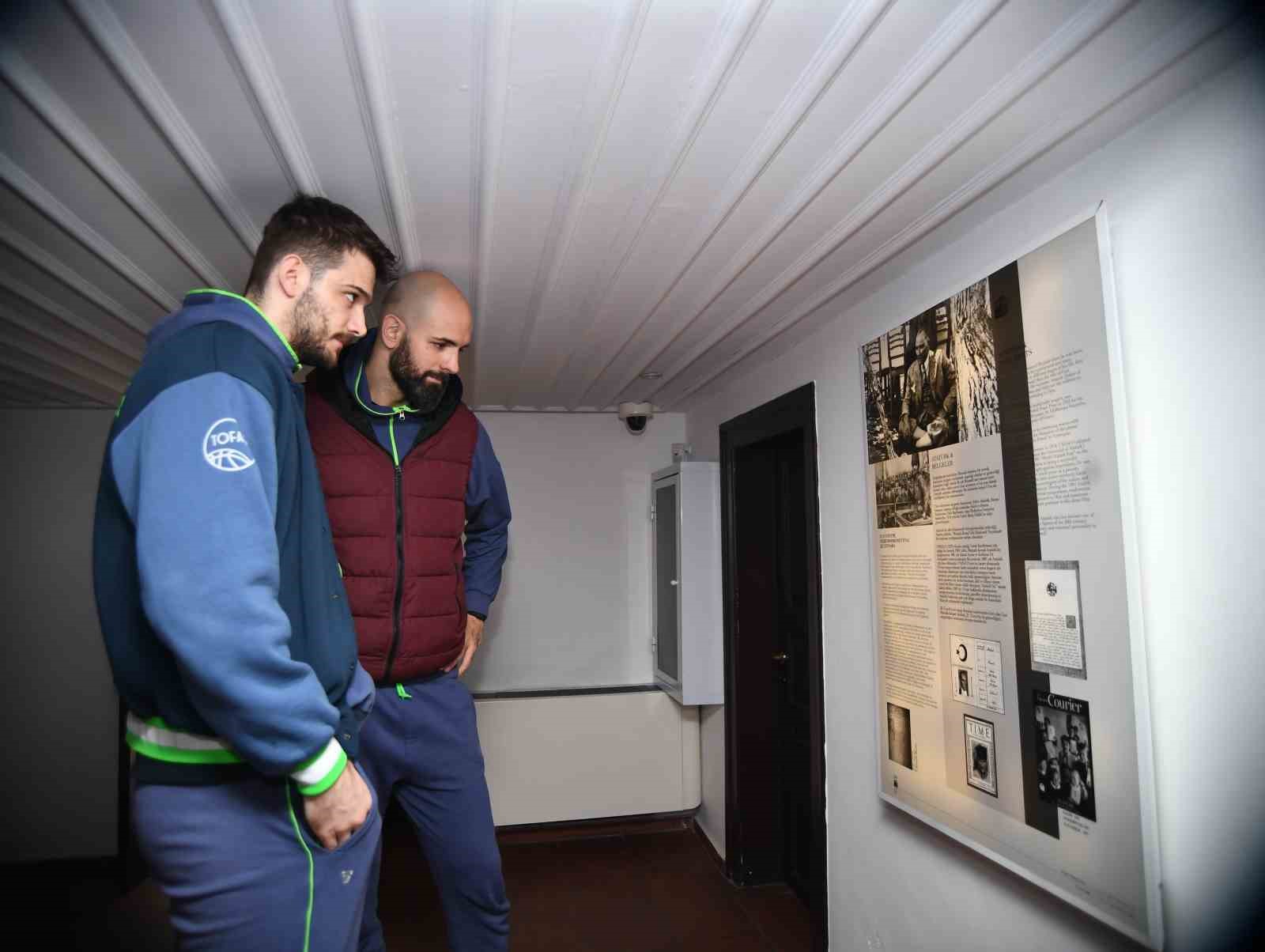 Tofaş Basketbol Takımı, Atatürk’ün evini ziyaret etti
