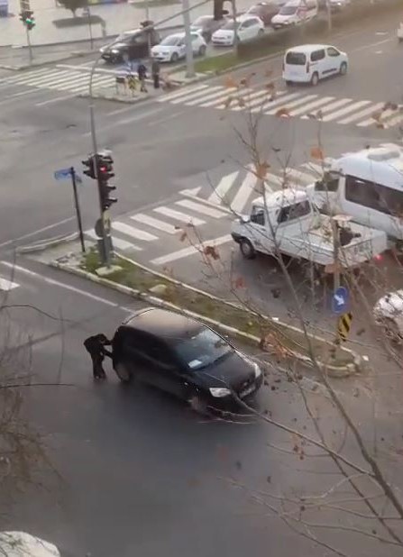 Trafikteki tehlikeli yolculuk y&uuml;rekleri ağza getirdi: O anlar kamerada
