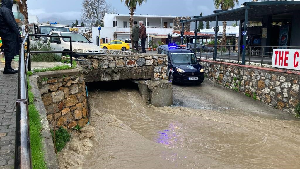 Bodrum’da belediye ekipleri sağanak yağışta sahada çalıştı